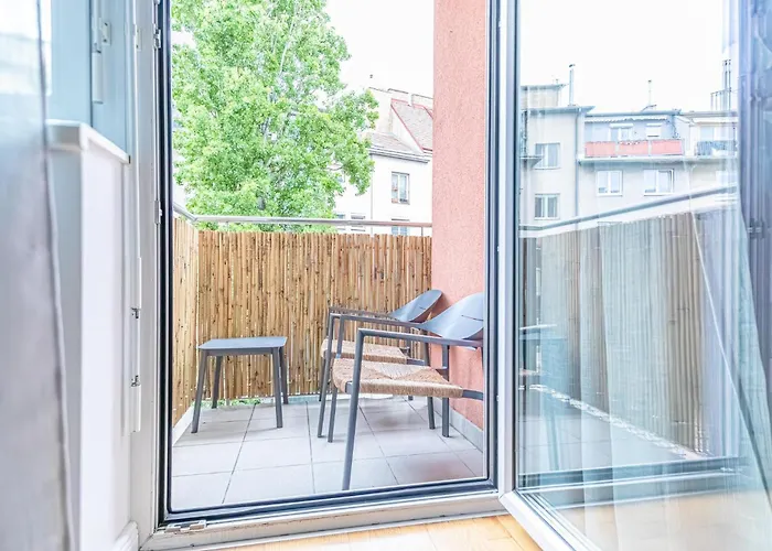 Sweet 1br &1lr With Balcony, 9 Min To Center Apartman