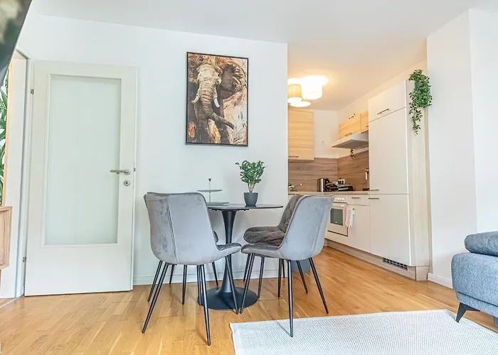 Sweet 1br &1lr With Balcony, 9 Min To Center *