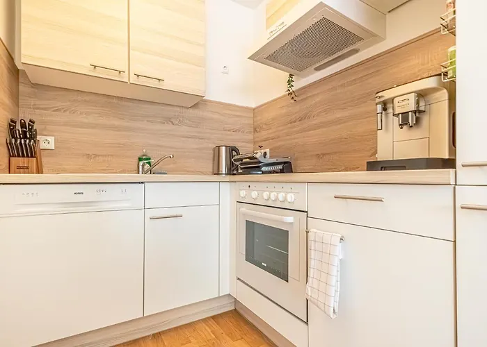 Sweet 1br &1lr With Balcony, 9 Min To Center Apartman *