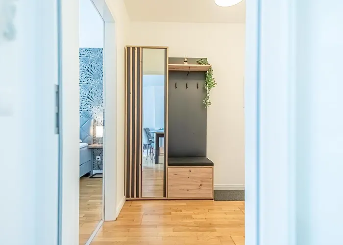 Sweet 1br &1lr With Balcony, 9 Min To Center