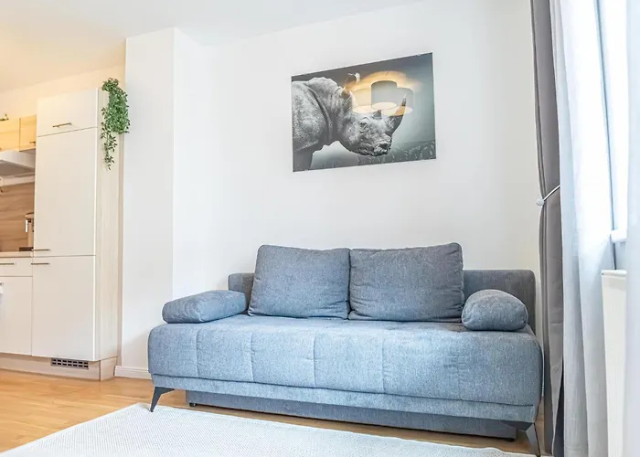 Sweet 1br &1lr With Balcony, 9 Min To Center Apartman *