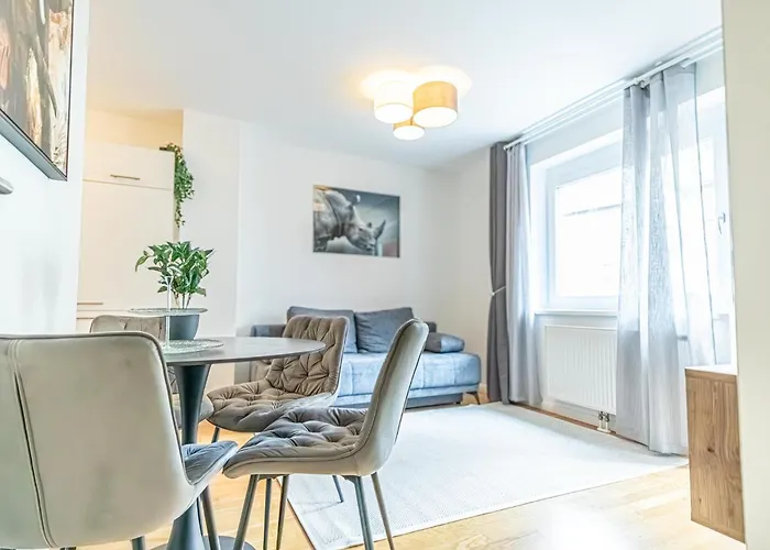 Sweet 1br &1lr With Balcony, 9 Min To Center