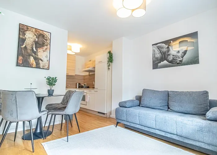 Sweet 1br &1lr With Balcony, 9 Min To Center *