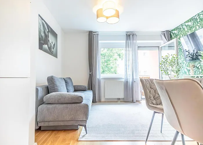 Sweet 1br &1lr With Balcony, 9 Min To Center Apartman *