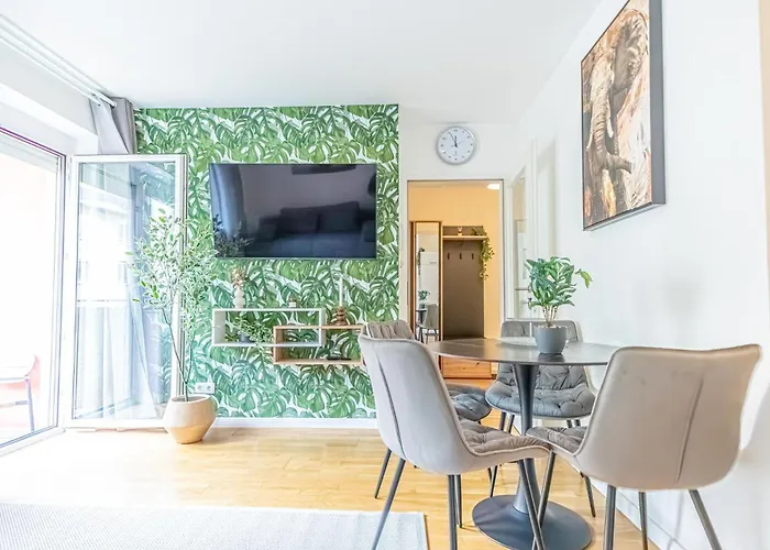 Sweet 1br &1lr With Balcony, 9 Min To Center Apartman *