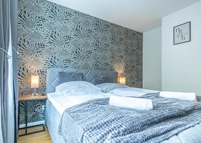 Sweet 1br &1lr With Balcony, 9 Min To Center