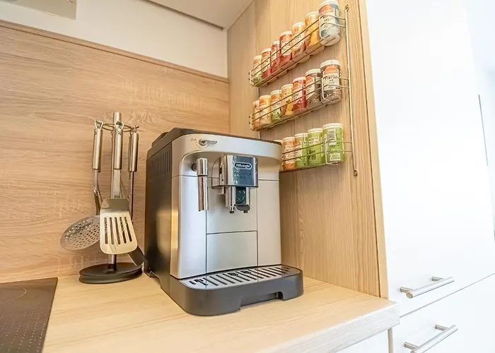 Sweet 1br &1lr With Balcony, 9 Min To Center