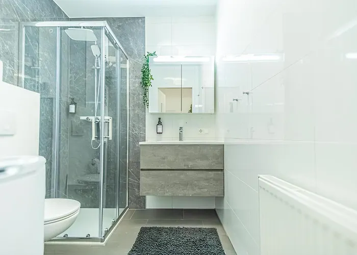 Sweet 1br &1lr With Balcony, 9 Min To Center *