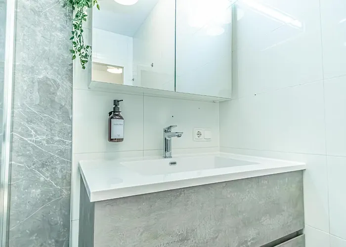 Sweet 1br &1lr With Balcony, 9 Min To Center Apartman