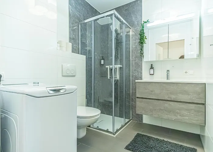 Sweet 1br &1lr With Balcony, 9 Min To Center Apartman *